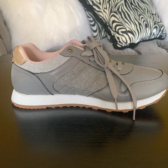 Women Levi’s tennis shoe size 8.5 fits like a 8 - Picture 6 of 10